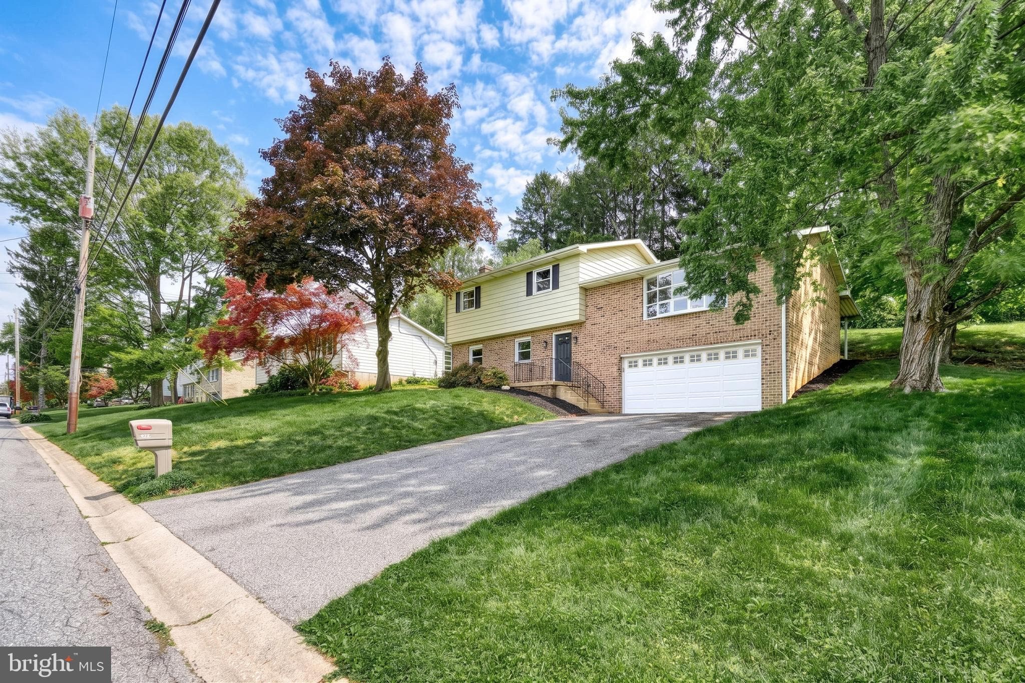 Home for sale at 362 Allegheny Drive, York, Pennsylvania 17402, photo 5 of 78
