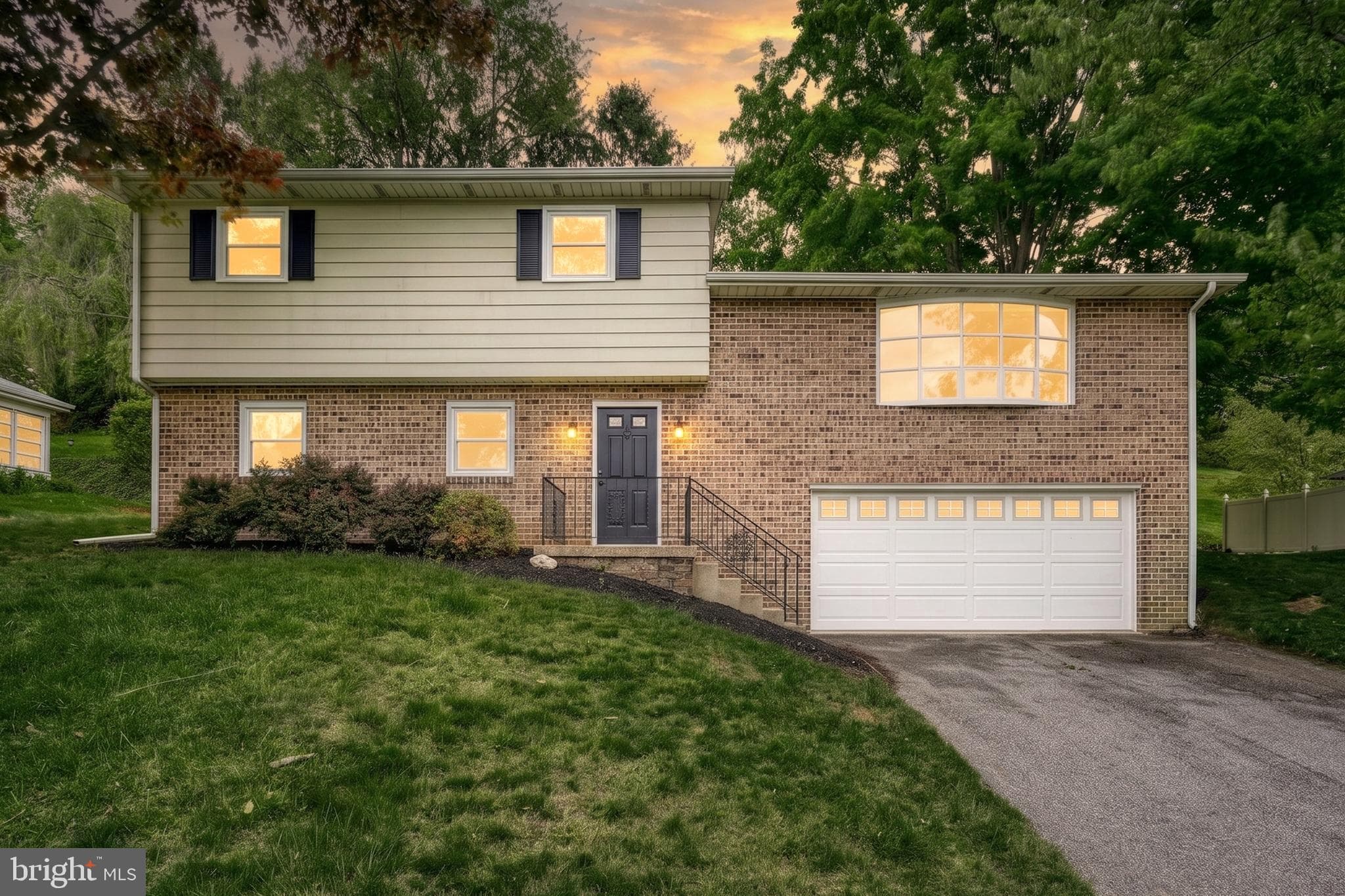 Home for sale at 362 Allegheny Drive, York, Pennsylvania 17402, photo 2 of 3