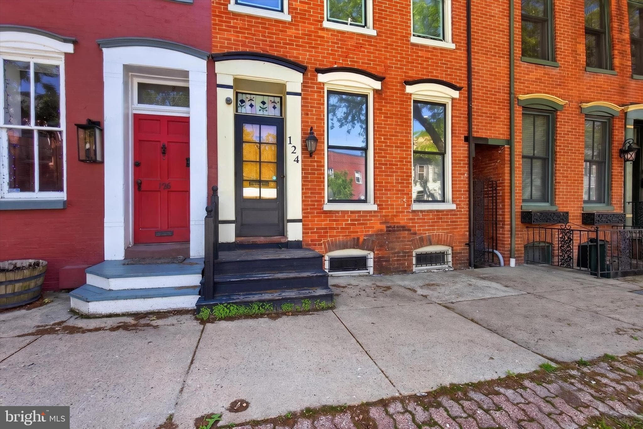 Home for sale at 124 S Newberry Street, York, Pennsylvania 17401, photo 2 of 3