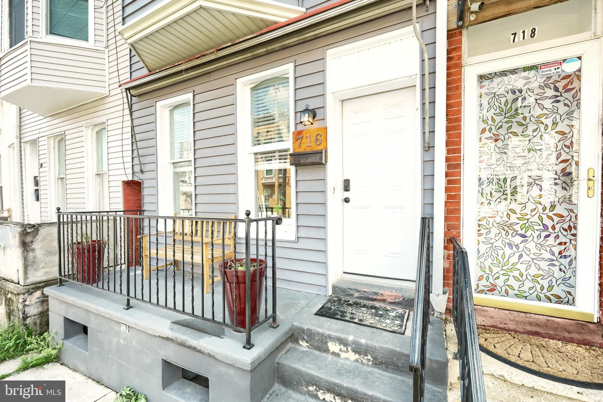 Home for sale at 716 W Philadelphia St, York, Pennsylvania 17401, photo 2 of 3