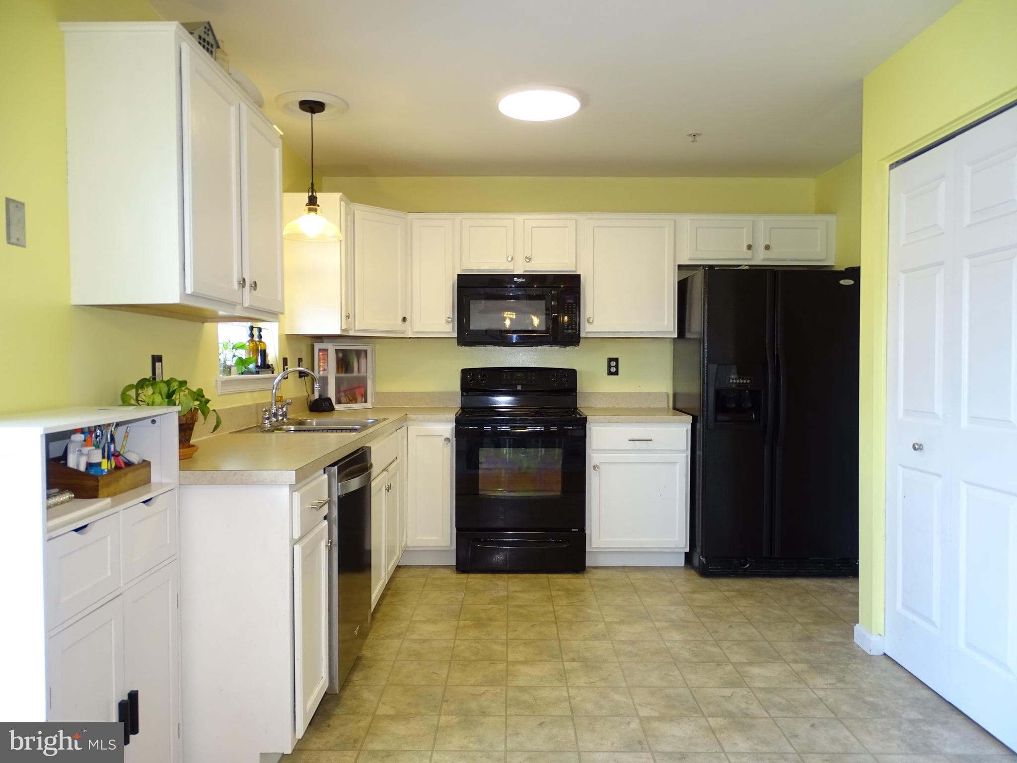 Home for sale at 235 Fisher Drive, York, Pennsylvania 17404, photo 8 of 28