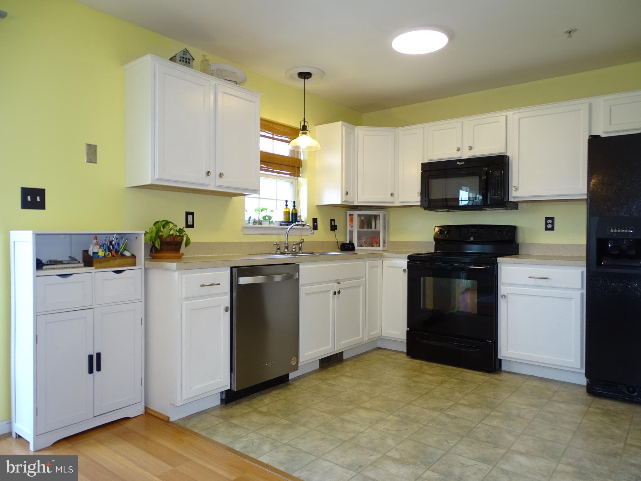 Home for sale at 235 Fisher Drive, York, Pennsylvania 17404, photo 9 of 28