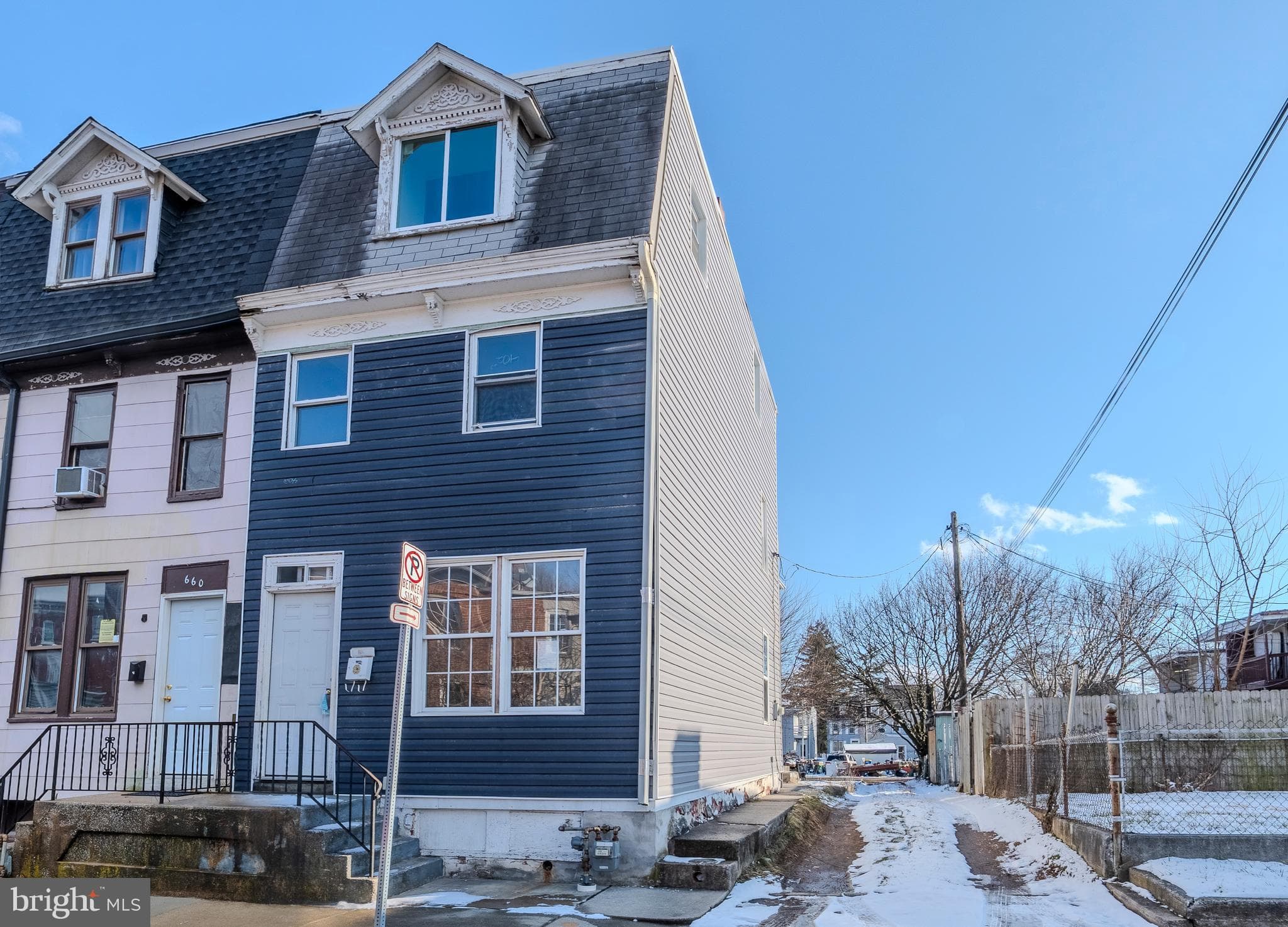 Home for sale at 662 Salem Avenue, York, Pennsylvania 17401, photo 2 of 3
