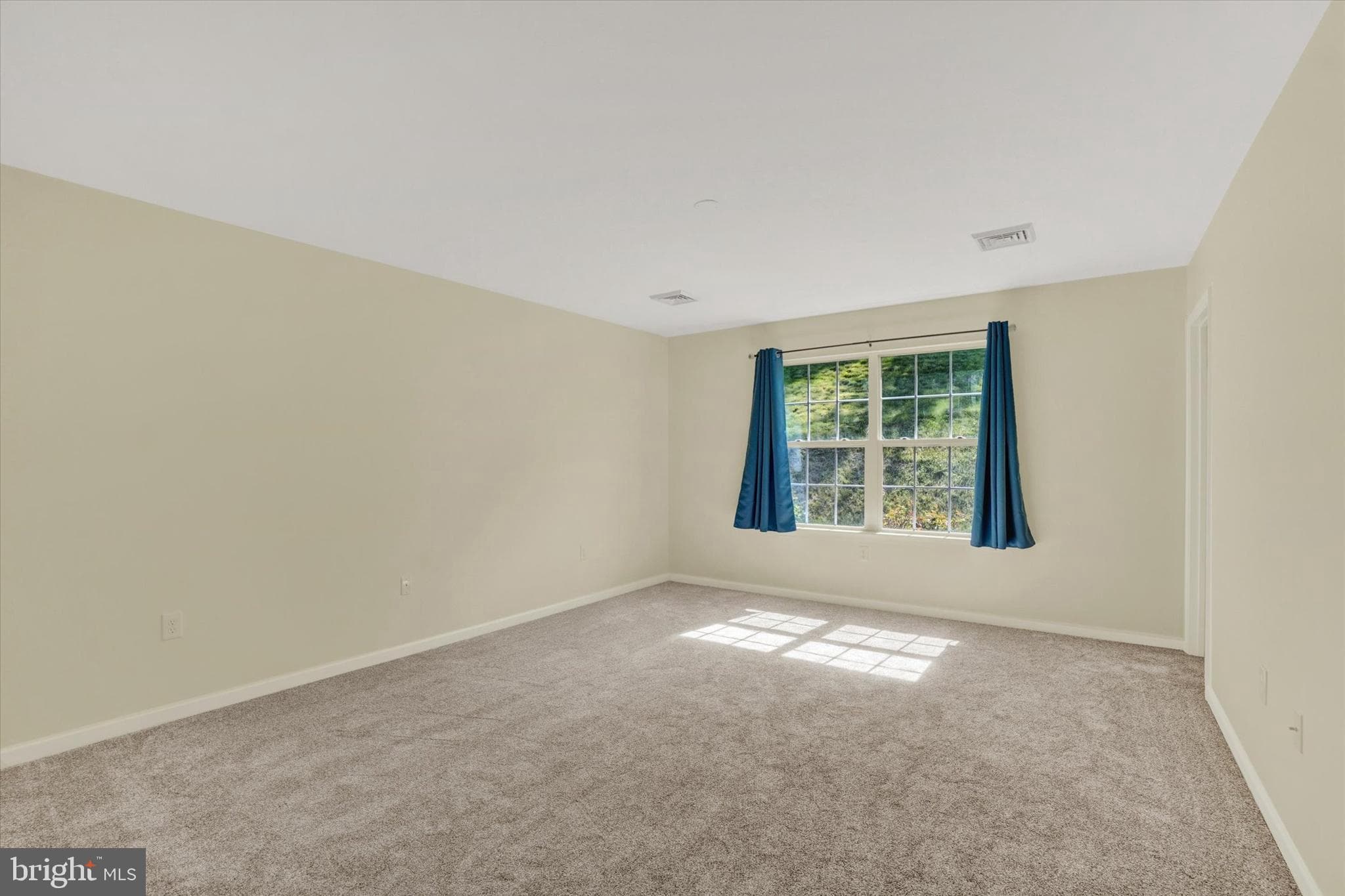 Home for sale at 7172 Seneca Ridge Drive, York, Pennsylvania 17403, photo 12 of 18