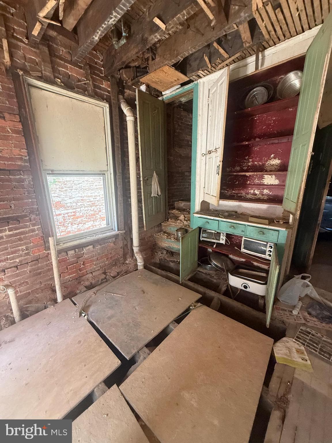 Home for sale at 204 S Duke Street, York, Pennsylvania 17401, photo 5 of 7