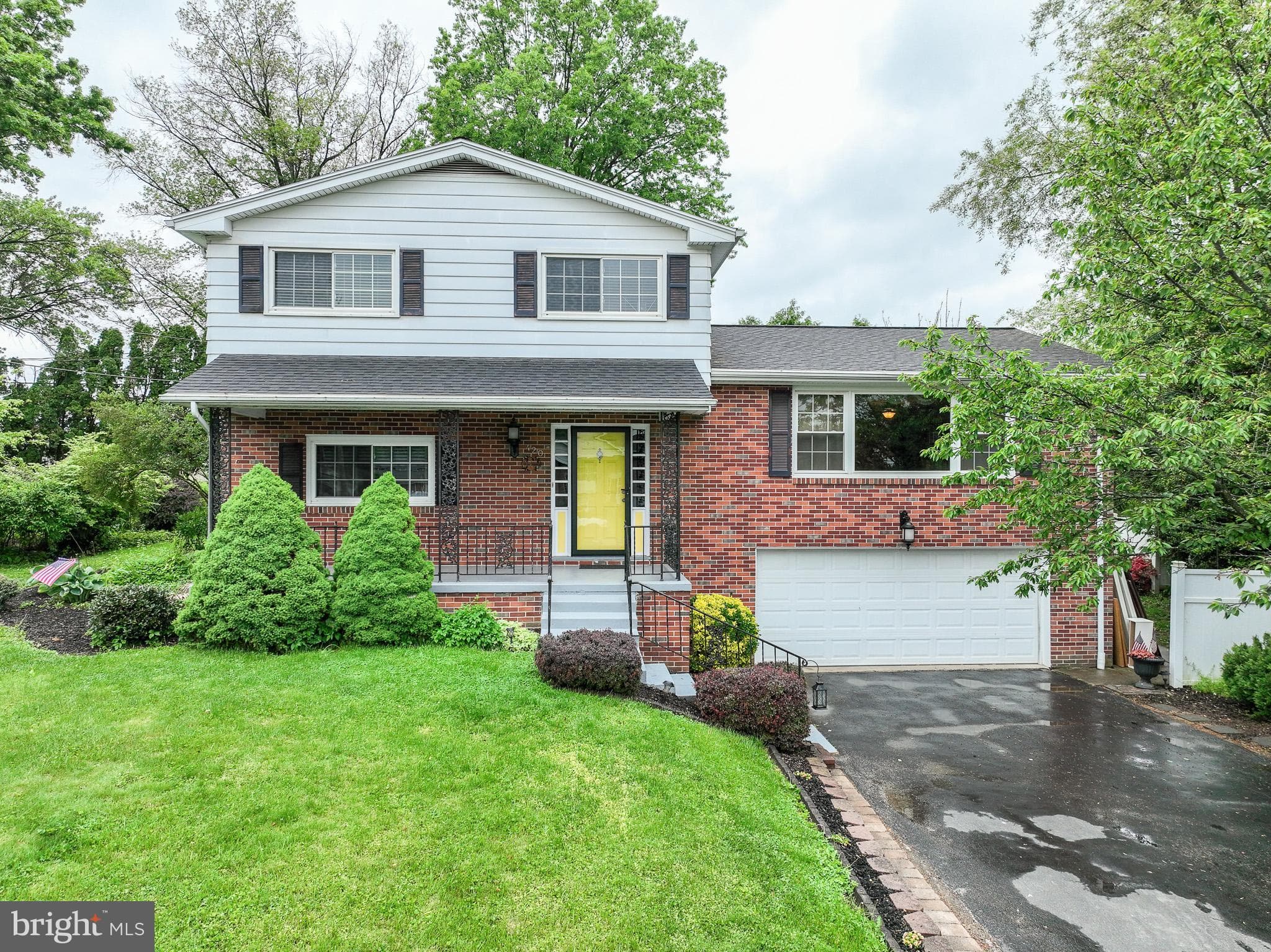 Listing photo of 4-bedroom home at 420 Cortleigh Drive, York, Pennsylvania 17402, photo 1 of 3