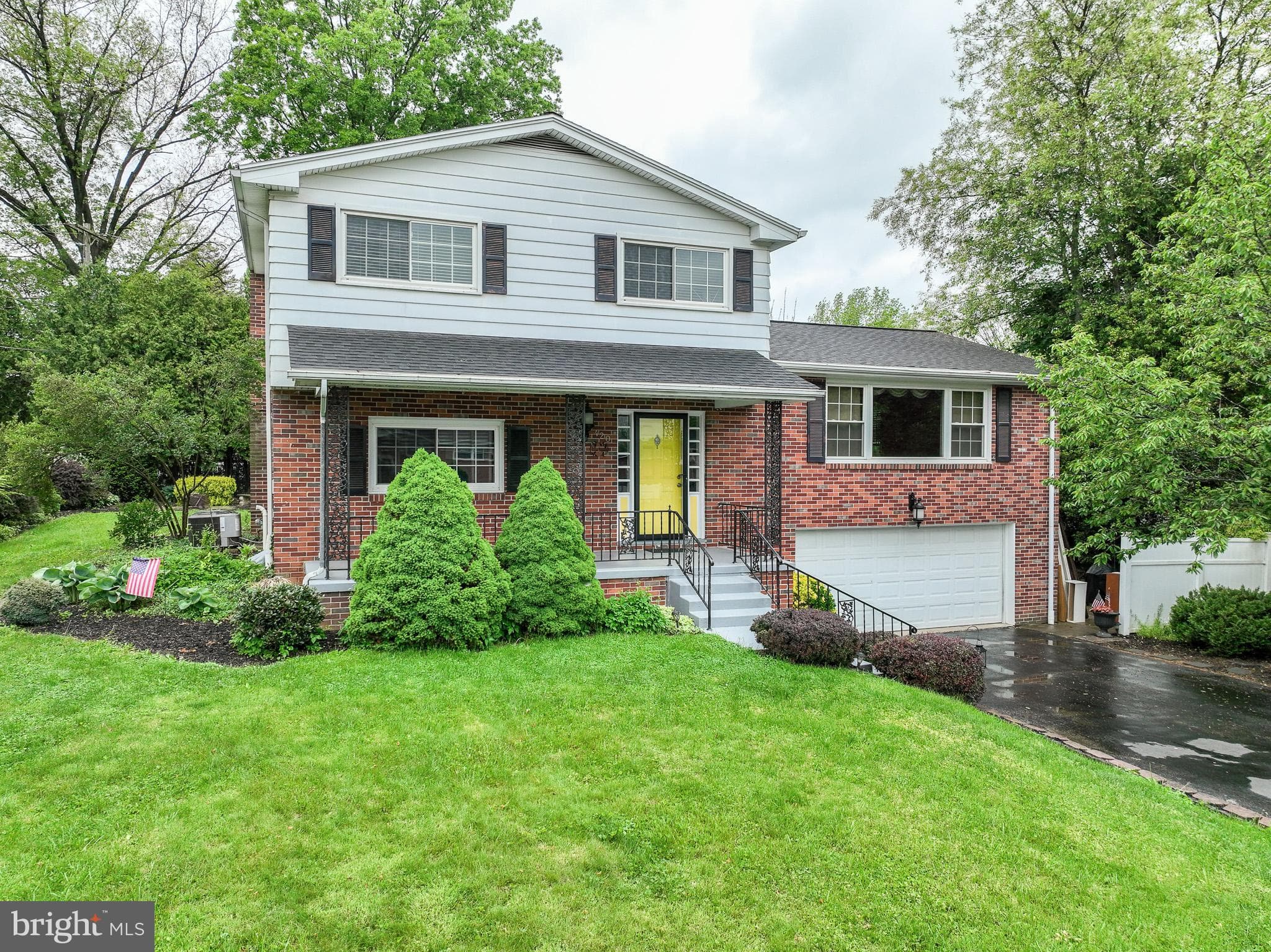 Home for sale at 420 Cortleigh Drive, York, Pennsylvania 17402, photo 2 of 3