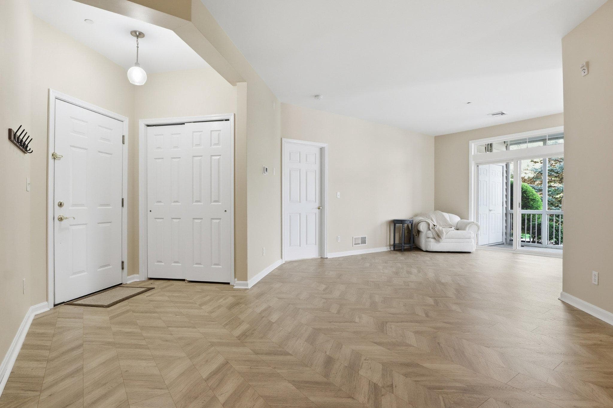 Home for sale at 1010 Crest Way 103, York, Pennsylvania 17403, photo 9 of 49