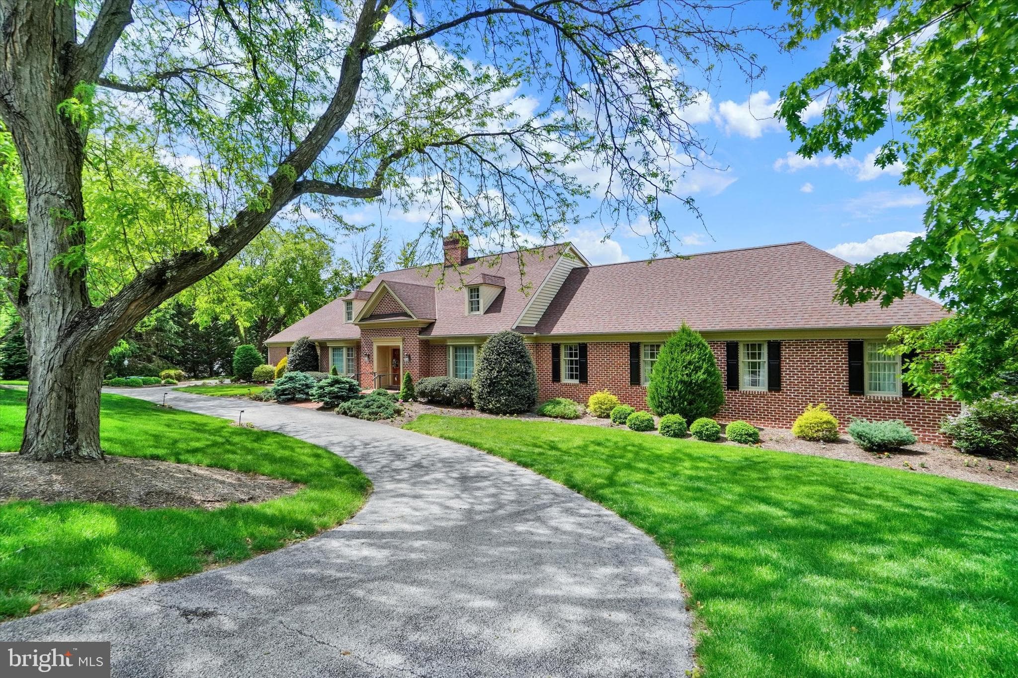 Listing photo of 7-bedroom home at 925 Summit Circle N, York, Pennsylvania 17403, photo 1 of 3