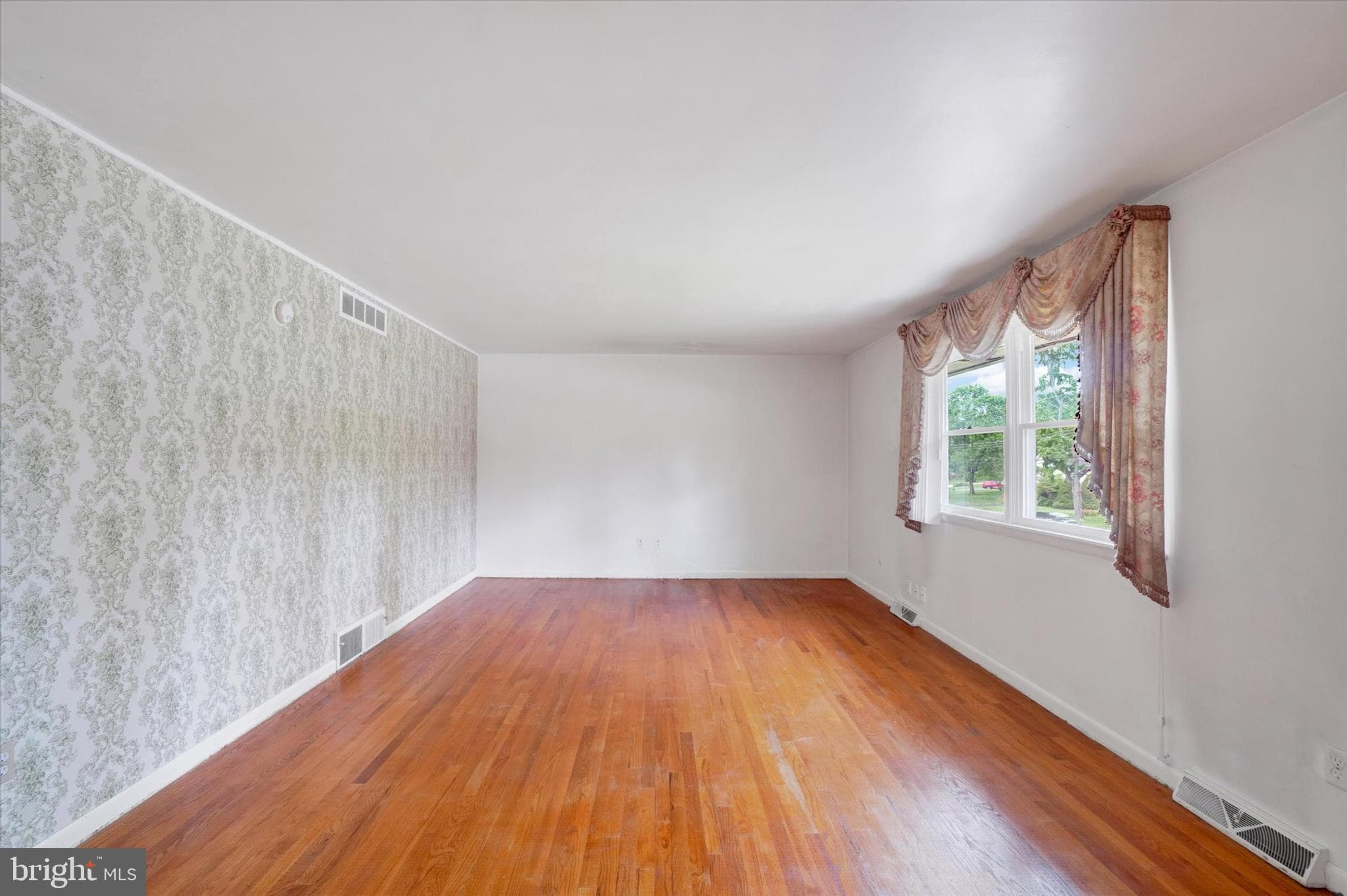 Home for sale at 2050 Herman Drive, York, Pennsylvania 17408, photo 7 of 34