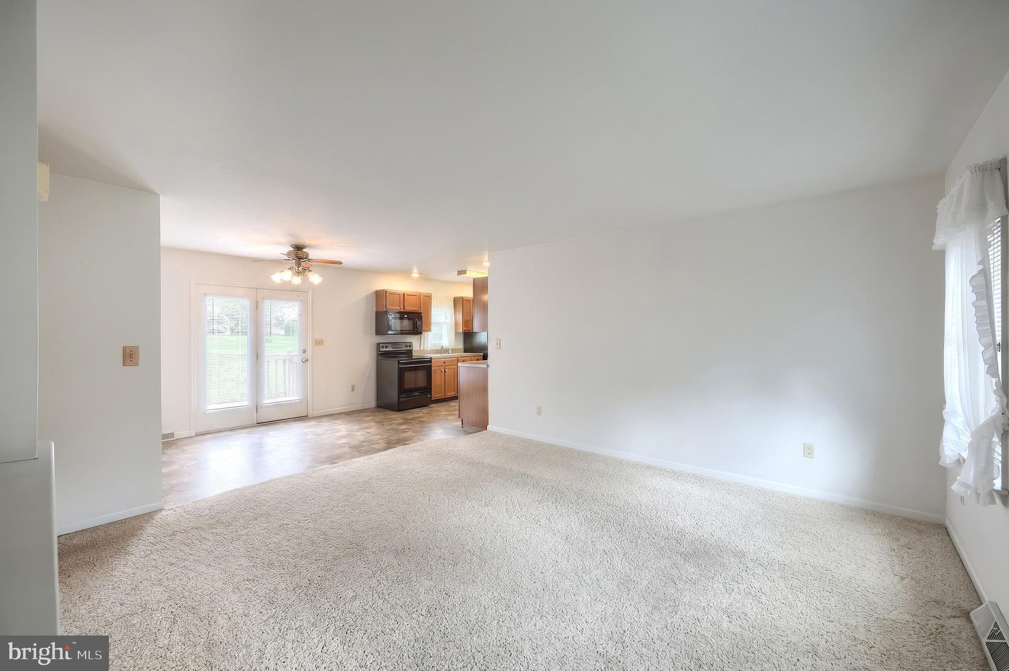 Home for sale at 3819 Kings Arms Lane, York, Pennsylvania 17402, photo 10 of 39
