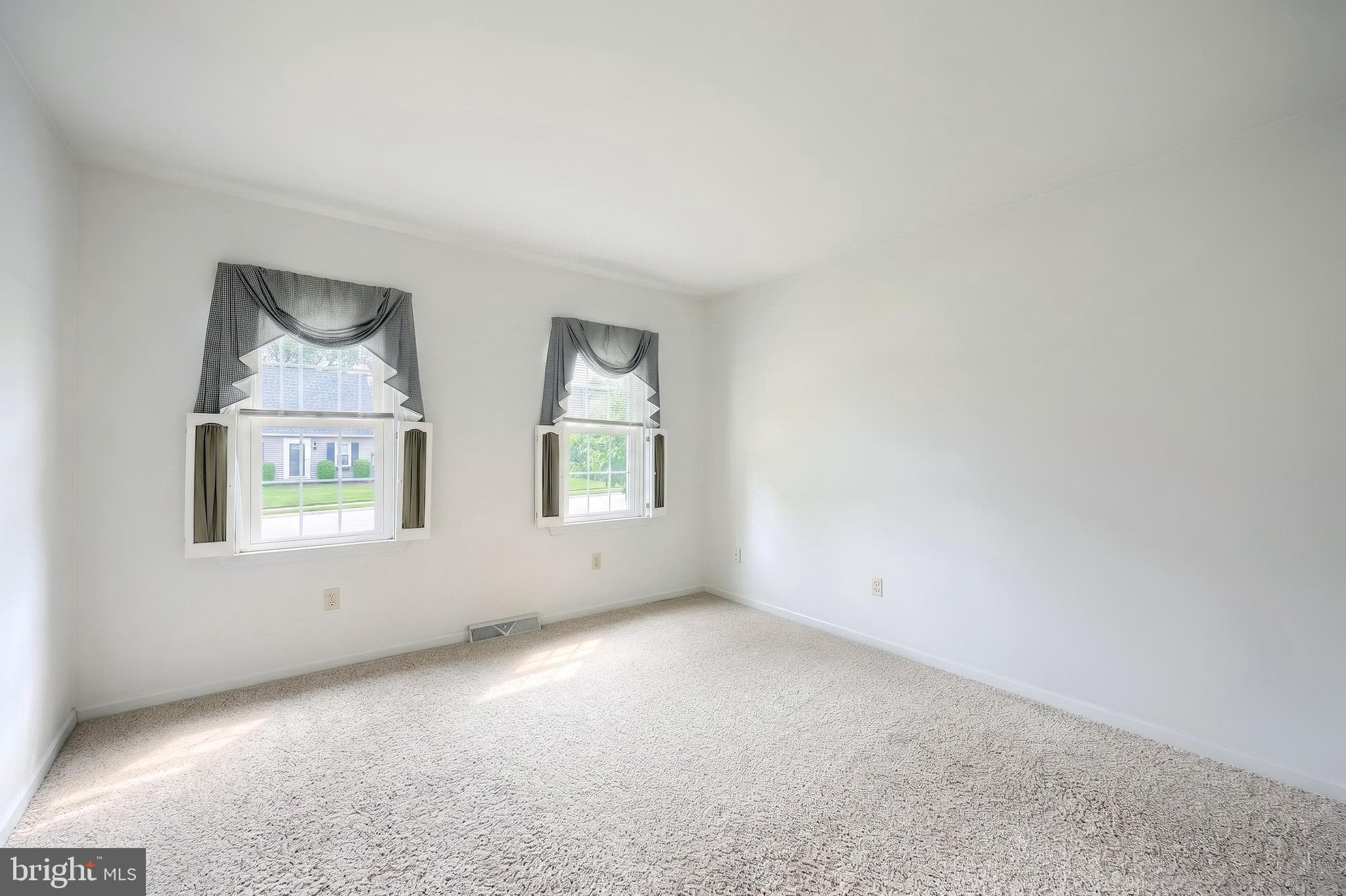 Home for sale at 3819 Kings Arms Lane, York, Pennsylvania 17402, photo 19 of 39