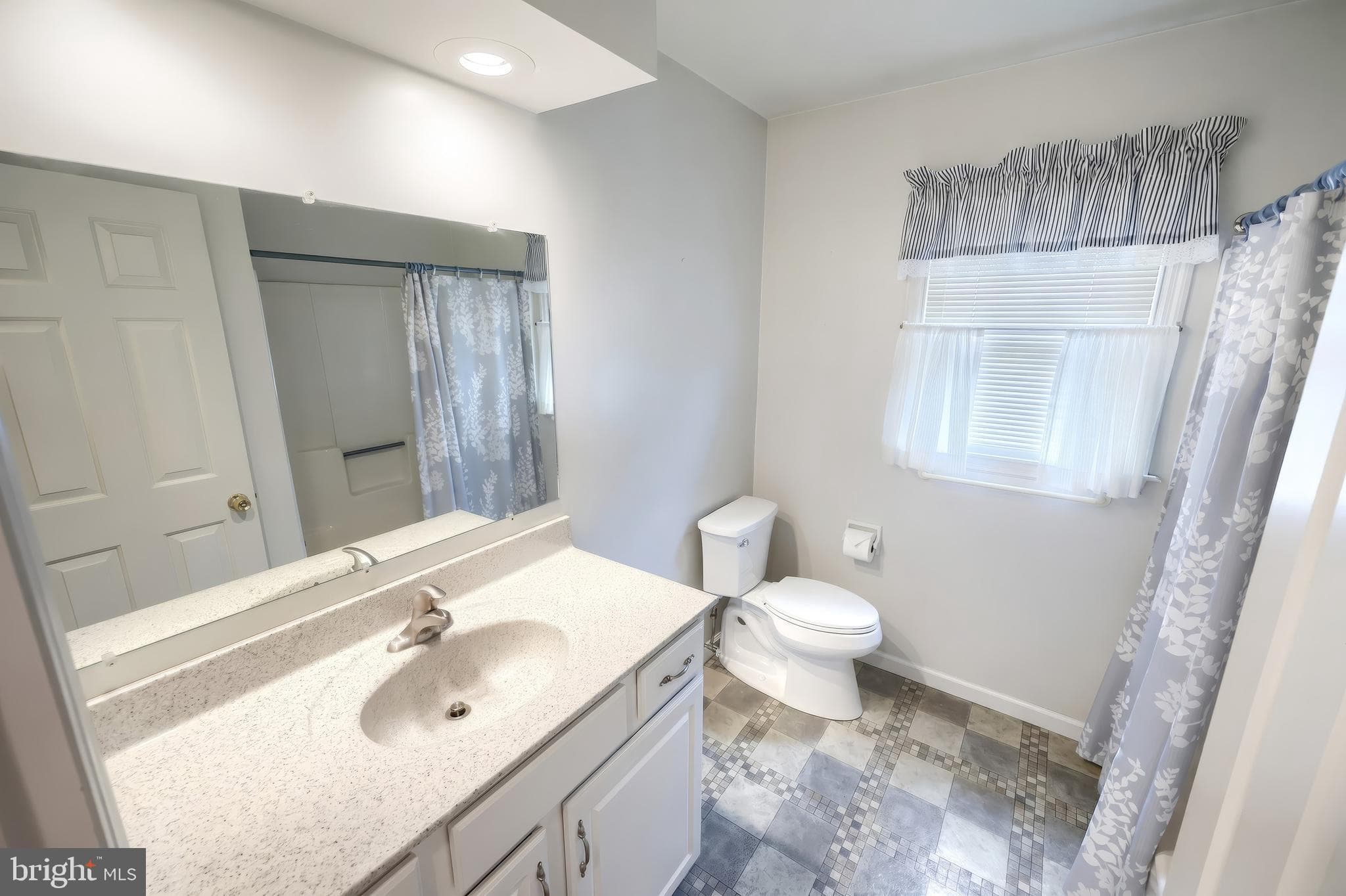 Home for sale at 3819 Kings Arms Lane, York, Pennsylvania 17402, photo 25 of 39