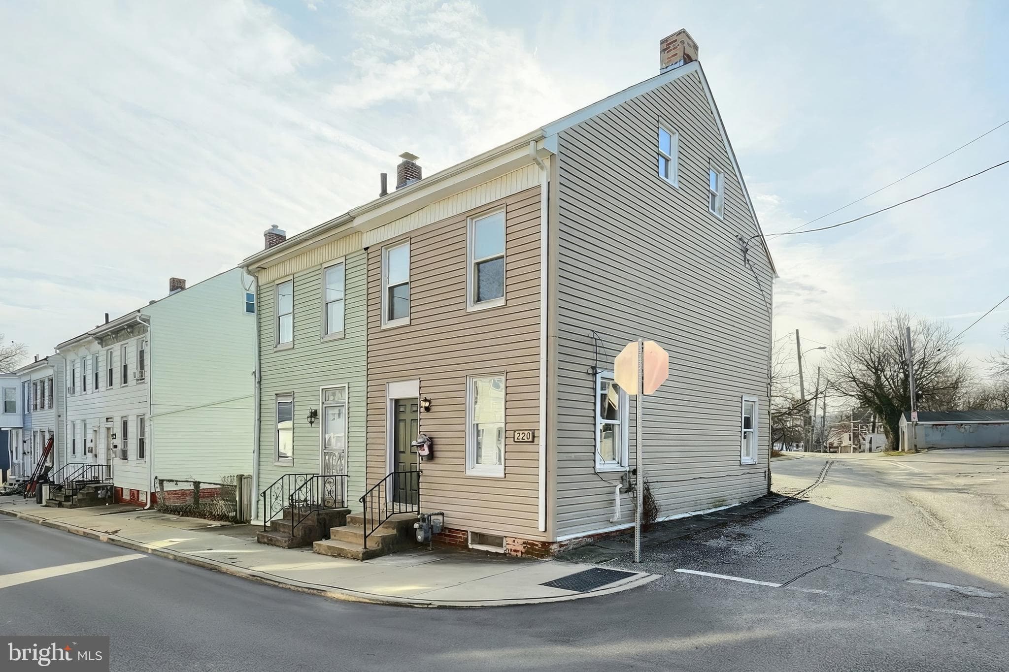 Home for sale at 220 Grantley Street, York, Pennsylvania 17401, photo 2 of 3