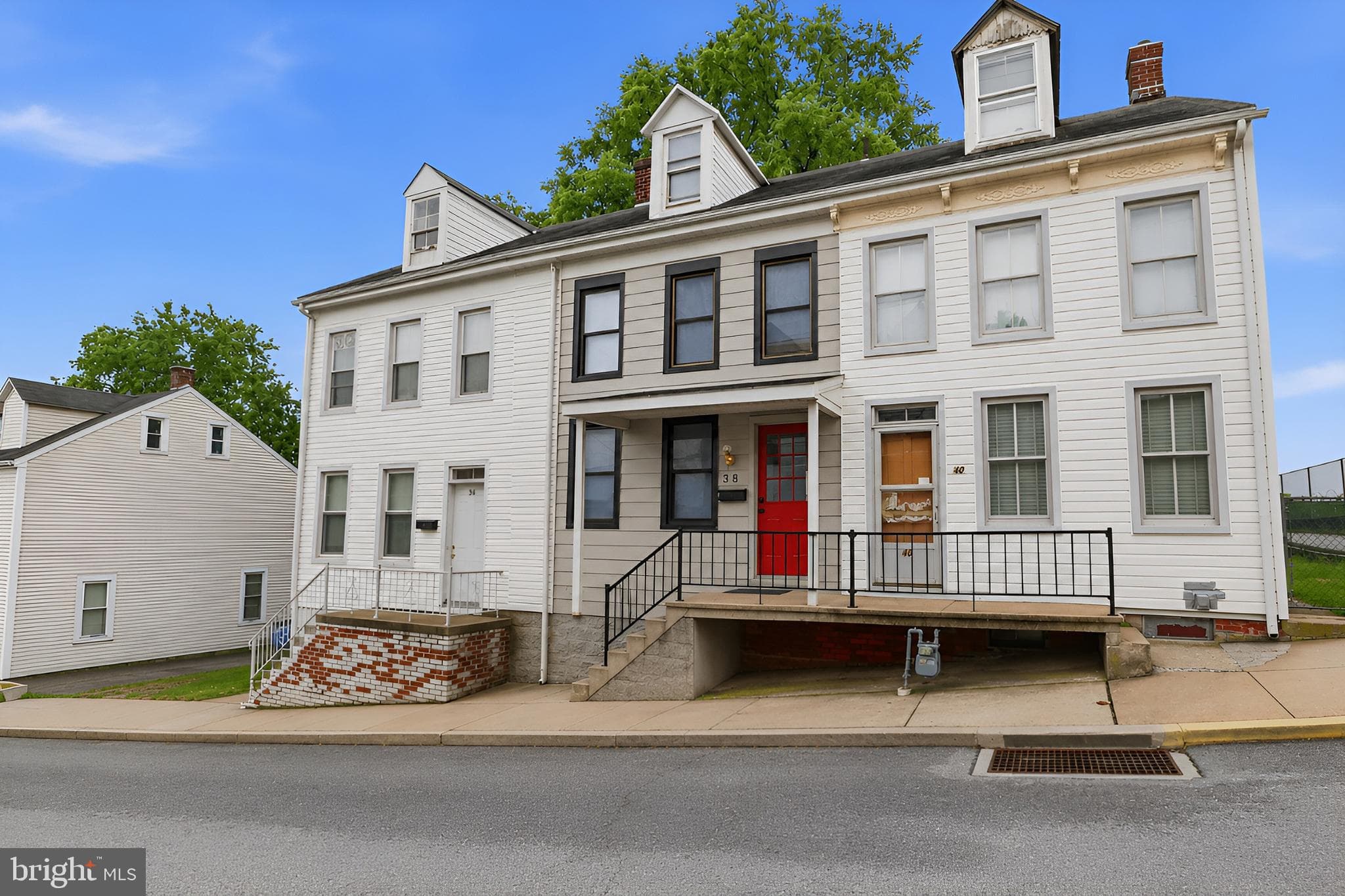 Home for sale at 38 W 8Th Avenue, York, Pennsylvania 17404, photo 3 of 3