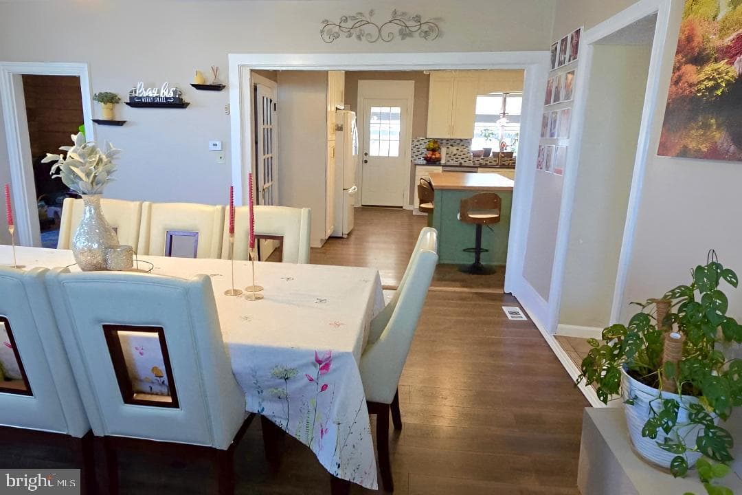 Home for sale at 1122 Hanover Road, York, Pennsylvania 17408, photo 7 of 36