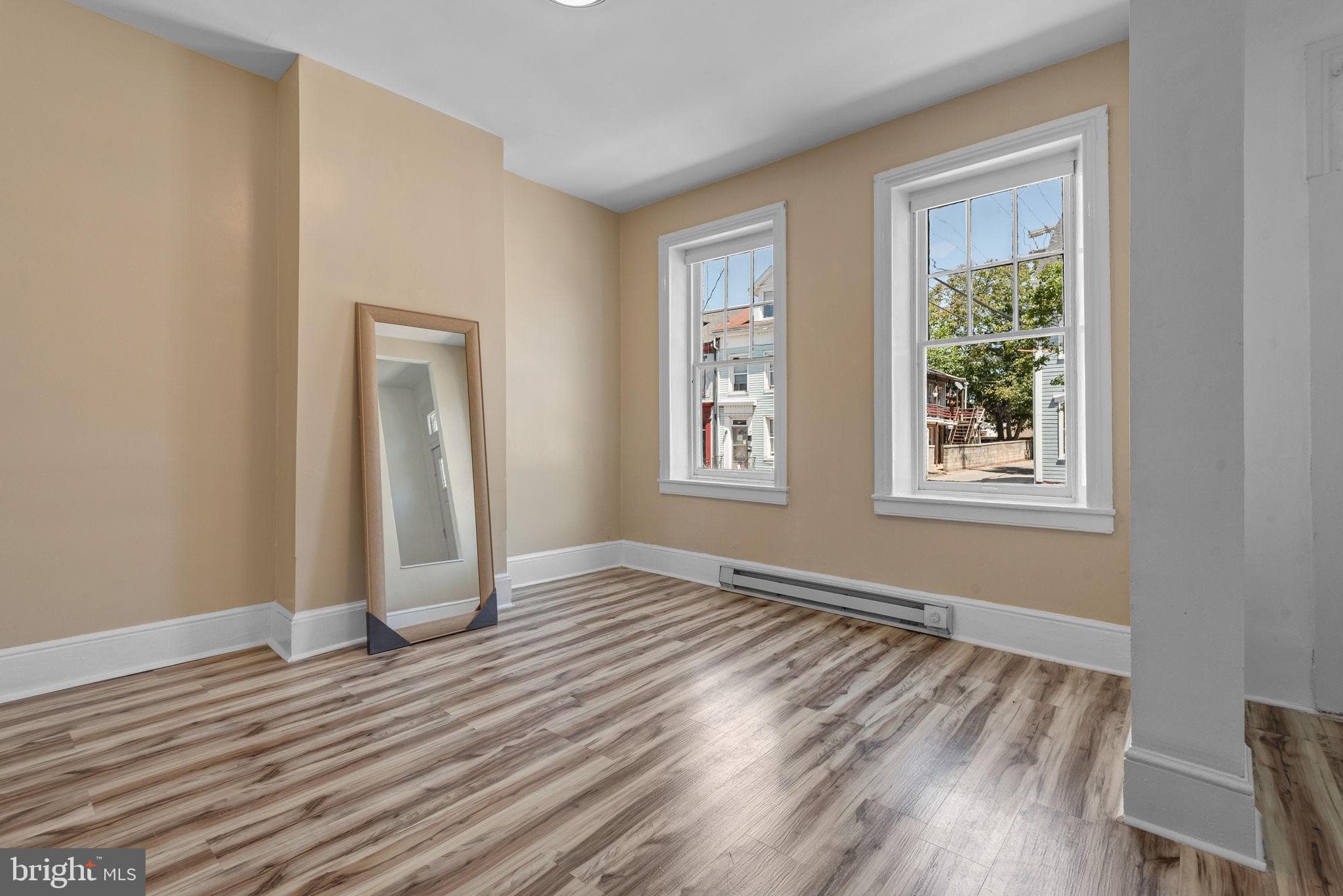 Home for sale at 126 N Queen Street, York, Pennsylvania 17403, photo 4 of 33