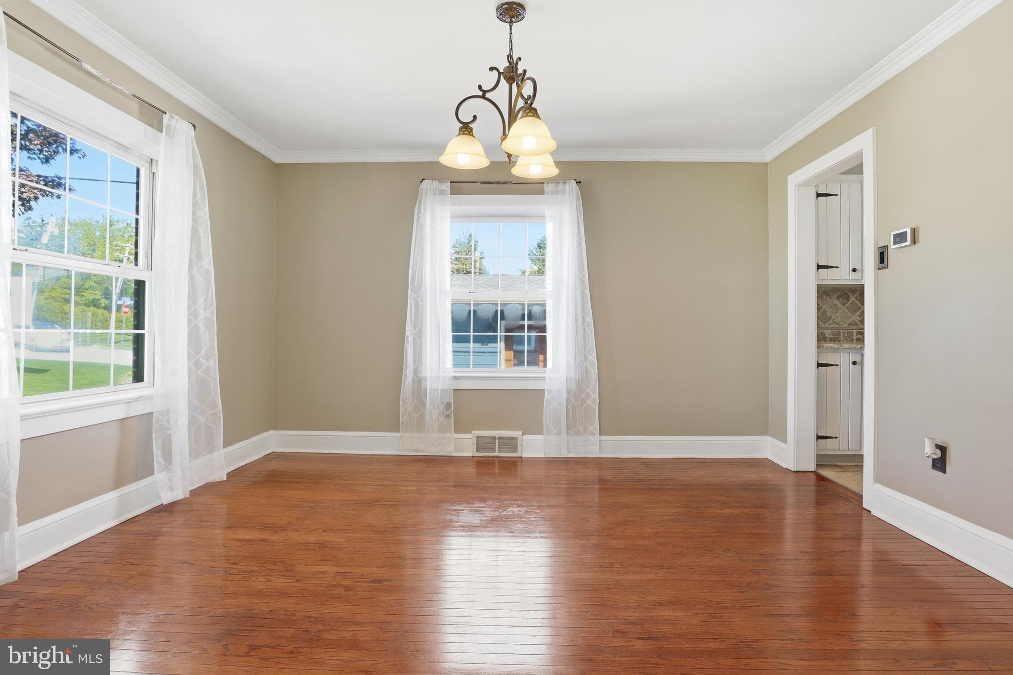 Home for sale at 2006 S Queen Street, York, Pennsylvania 17403, photo 9 of 59